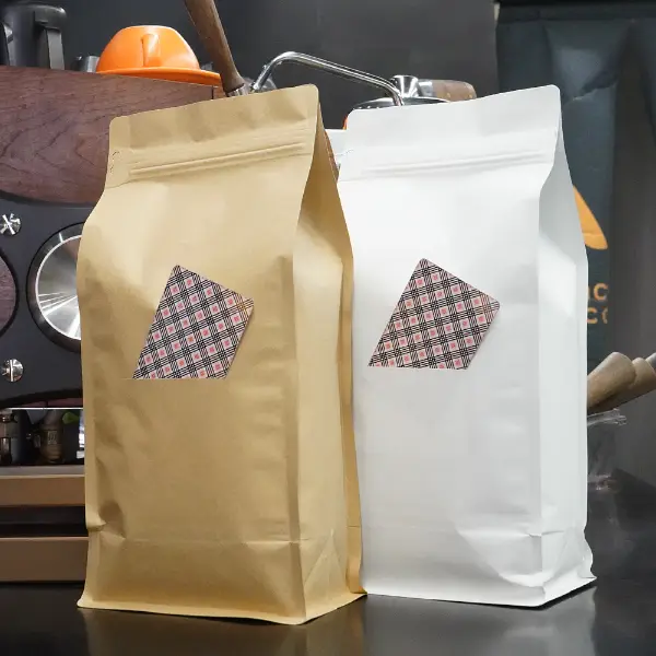 Кофейные пакеты из крафтовой бумаги с карточным прорезом в размерах 250 г, 500 г и 1 кг